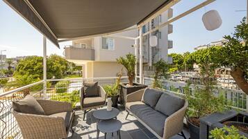 Deluxe Apartment, Non Smoking, Kitchen | Terrace/patio