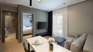 Deluxe Apartment, Non Smoking, Kitchen | Ruang tamu | 55 inci sebuah televisyen pintar dengan satelit