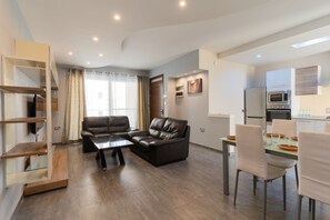 Comfort Apartment, 3 Bedrooms, Kitchen | Living area