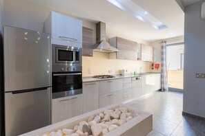 Comfort Apartment, 3 Bedrooms, Kitchen | Private kitchen - Malta's Gateway (St. Paul's Bay)
