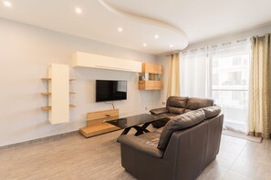 Comfort Apartment, 3 Bedrooms, Kitchen | Living area