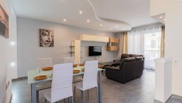 Comfort Apartment, 3 Bedrooms, Kitchen | Living area