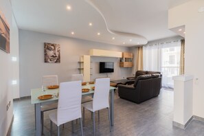 Comfort Apartment, 3 Bedrooms, Kitchen | Living area