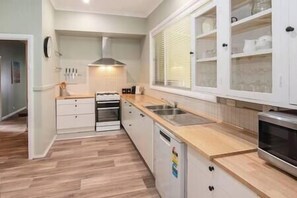 Mikrobølgeovn, ovn, kogeplade, opvaskemaskine