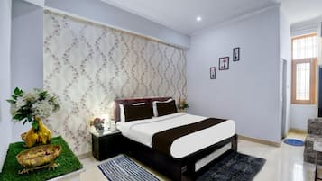 Desk, laptop workspace, free WiFi