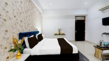 Desk, laptop workspace, free WiFi