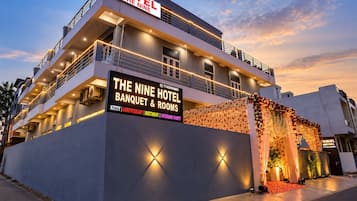 A hotel with a sign indicating it offers banquet and rooms.