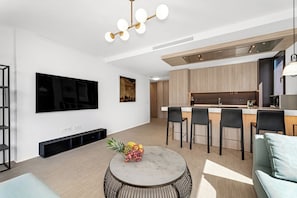 Appartamento Premium, vista giardino | Area soggiorno | TV a schermo piatto