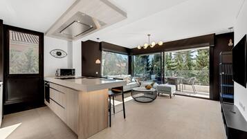 Apartamento premium, vista para o jardim | Cozinha privada | Chaleira elétrica, torradeira