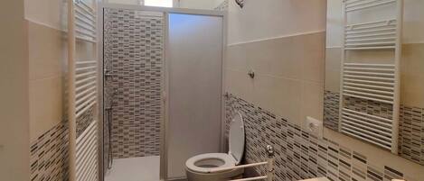 Dusche, Haartrockner, Bidet, Handtücher
