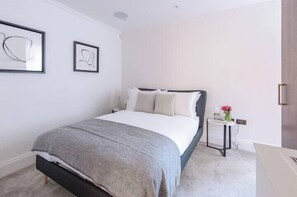 1 bedroom, iron/ironing board, free WiFi - Modern, Luxurious 1BR Flat- Heart of Covent Garden (London)