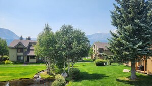 A residential area with two houses, a pond, and a mountain backdrop. - Snowcreek Resort Vacation Rental 265 (Mammoth Lakes)