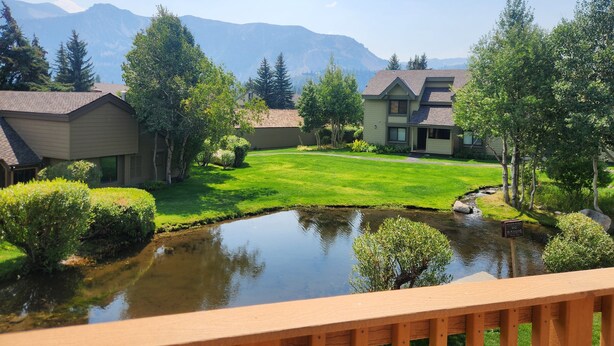 A residential area with houses, a pond, and mountains in the background. - Snowcreek Resort Vacation Rental 265 (Mammoth Lakes)