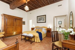 Condo luxo | 2 quartos, ferros/tábuas de passar roupa, Wi-Fi de cortesia