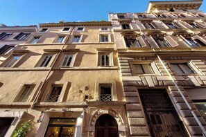 Front of property - Cartari Deluxe Apartment (Rome)