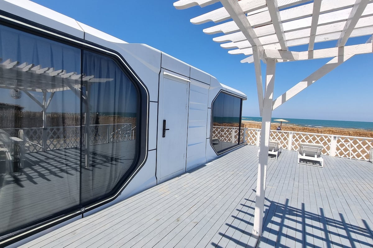 Trailer com design assinado, vista para o mar | Terraço/pátio