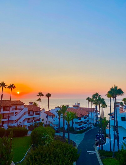 Hamilton Cove 2-bedroom condo with golf car & A/C in pleasant Catalina Island