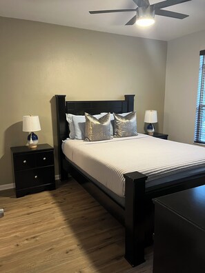 1 chambre, bureau, fer et planche à repasser, lit parapluie