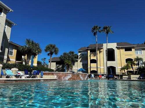 Avalon’s Stylish Gated Clearwater Condo Near Beach, With Pool and Gym- Location!