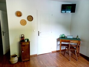 Double Room, Pool View (Nature) | Desk, soundproofing, free WiFi - Le Clos Beauséjour (Mauges-sur-Loire)