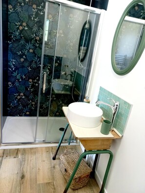 Double Room, Pool View (Nature) | Bathroom | Hair dryer, towels, soap, shampoo - Le Clos Beauséjour (Mauges-sur-Loire)