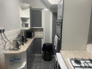 Huis | Privékeuken | Een koelkast, een magnetron, een oven, een kookplaat