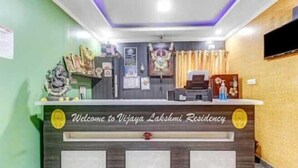 Una reception con un cartello che riporta 'Welcome to Vijaya Lakshmi Residency'.