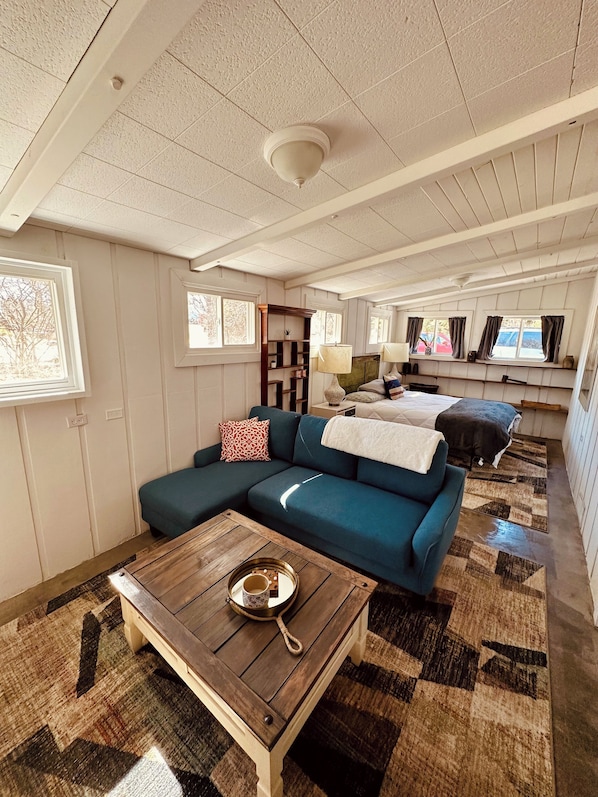 1 bedroom, travel cot, WiFi, bed sheets - Cozy Cabin W/ HOT TUB by Lake MI in Sawyer (Sawyer)