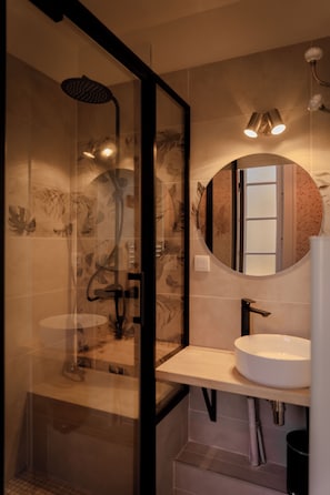 Secadora de cabello, toallas, papel de baño