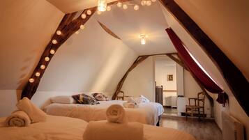 6 bedrooms, iron/ironing board, WiFi, bed sheets