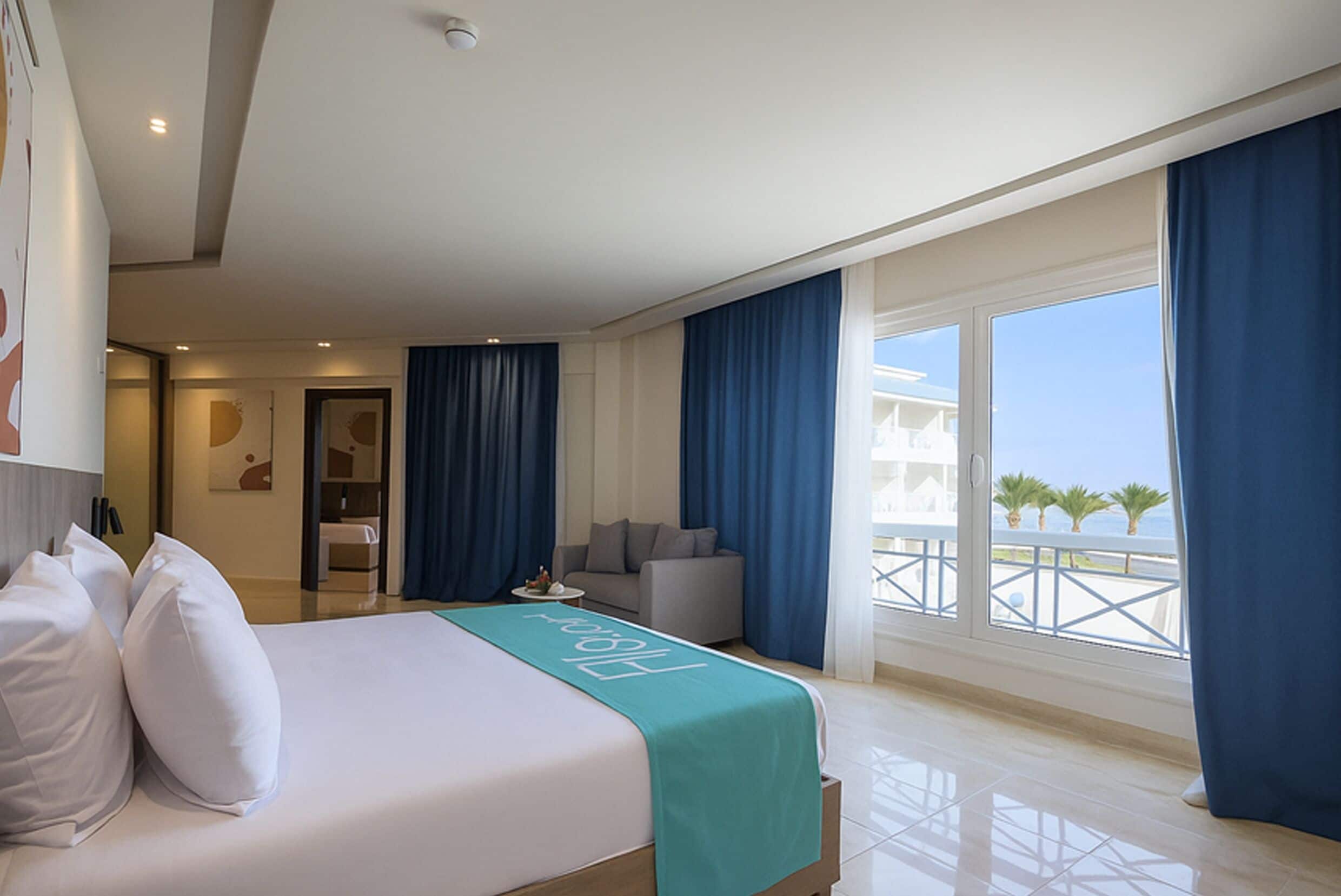 Family Suite Pool or Side Sea | Minibar, in-room safe, free WiFi, bed sheets