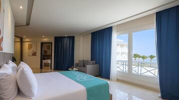 Family Suite Pool or Side Sea | Minibar, in-room safe, free WiFi, bed sheets