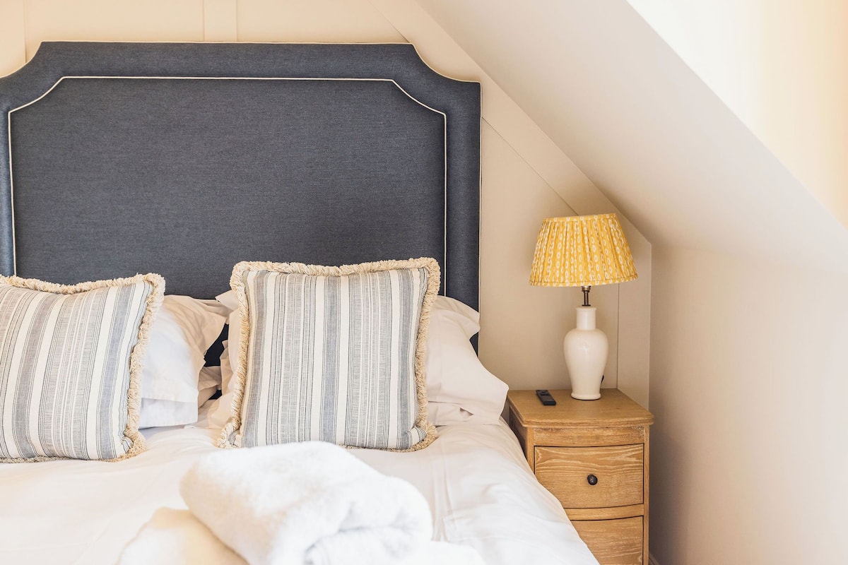 Habitación doble superior | Escritorio y espacio para trabajar con un portátil