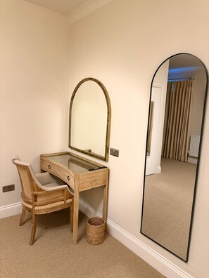 غرفة سوبيريور مزدوجة | مكتب ومساحة عمل للكمبيوتر المحمول ومكواة/لوح كي وواي فاي مجانًا