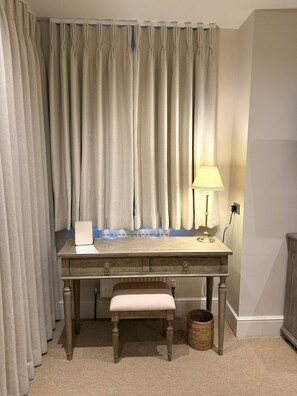 غرفة بريميم مزدوجة | مكتب ومساحة عمل للكمبيوتر المحمول ومكواة/لوح كي وواي فاي مجانًا