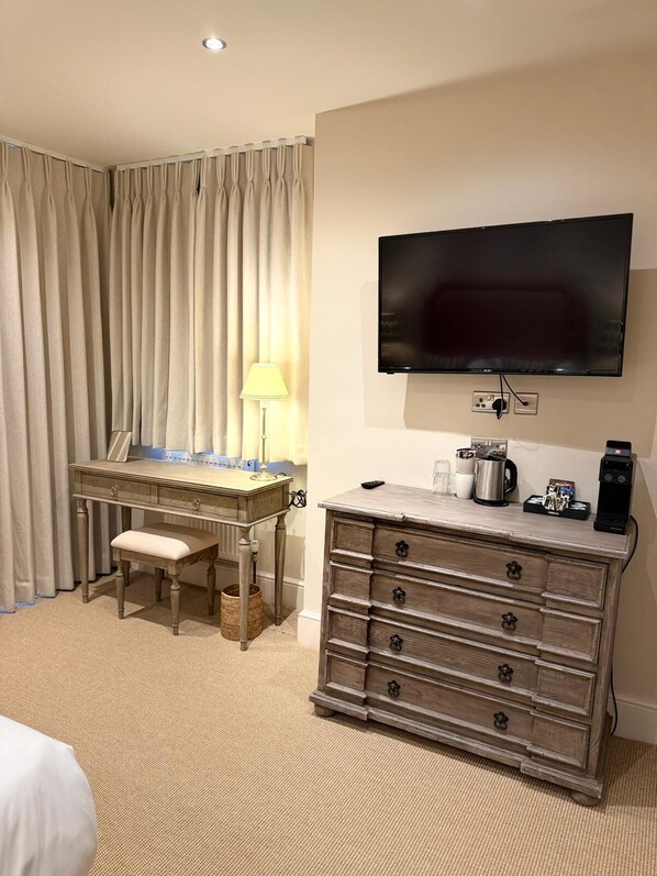 غرفة بريميم مزدوجة | مكتب ومساحة عمل للكمبيوتر المحمول ومكواة/لوح كي وواي فاي مجانًا