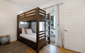 3 chambres, fer et planche à repasser, Wi-Fi, draps fournis