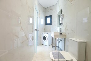 Hair dryer, towels, soap, shampoo - CORFU GOLD LUXURY SUITES (Corfu)