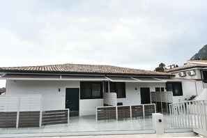 Front of property - CORFU GOLD LUXURY SUITES (Corfu)