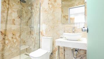 Hiustenkuivaaja, pyyhkeet, saippua, sampoo