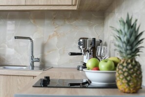 Full-sized fridge, oven, stovetop, cookware/dishes/utensils - CORFU GOLD LUXURY SUITES (Corfu)