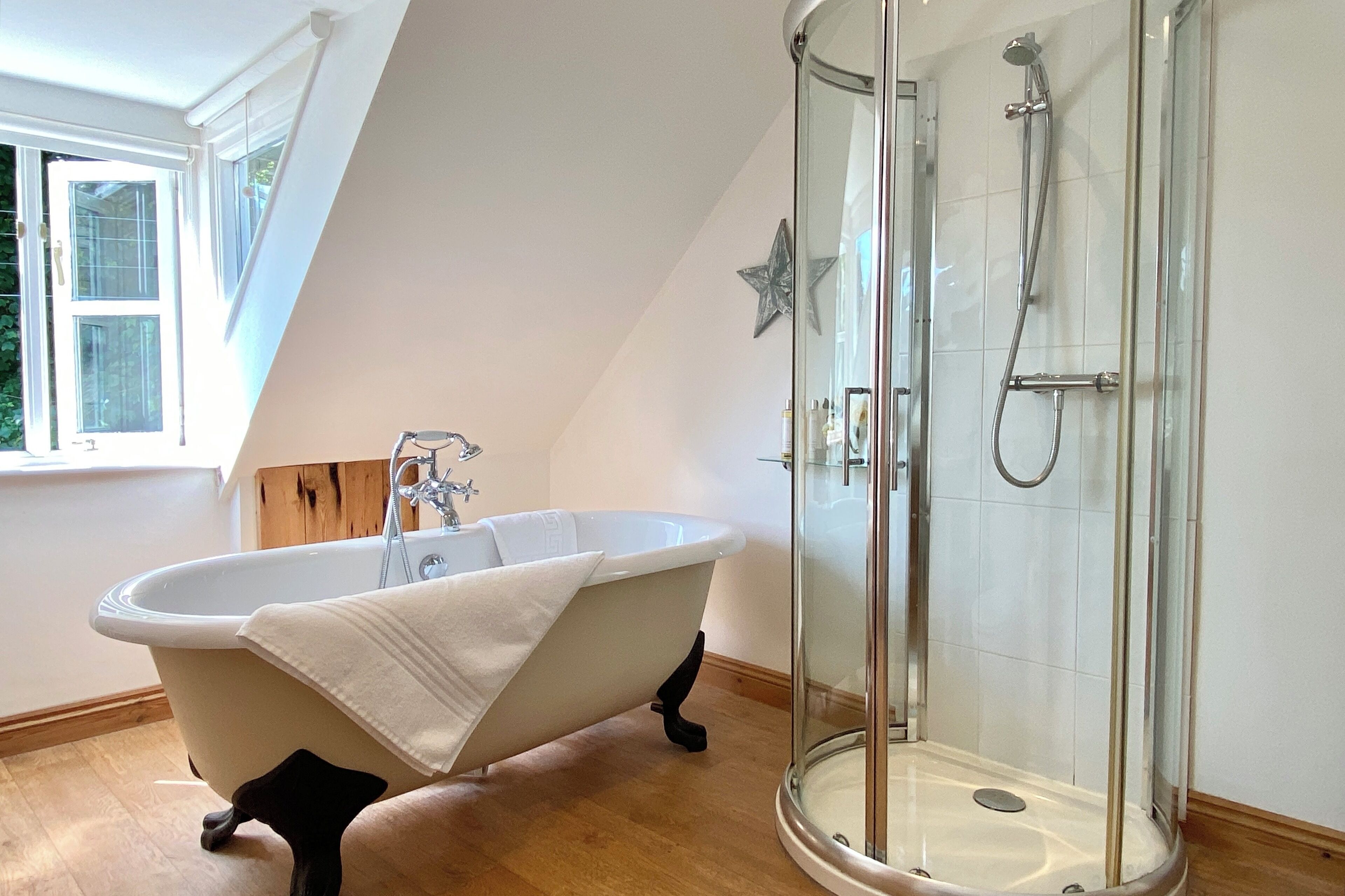 مجففات شعر، مناشف، صابون، شامبو