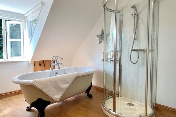 Sèche-cheveux, serviettes fournies, savon, shampoing