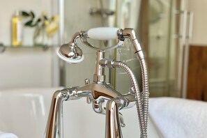 Sèche-cheveux, serviettes fournies, savon, shampoing