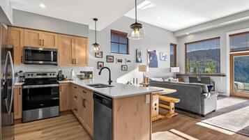 Townhouse, 3 kamar tidur | Dapur pribadi | Lemari es, oven, mesin pembuat kopi/teh, dan pemanggang roti
