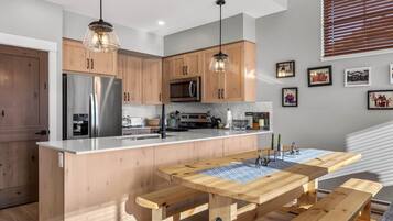 Townhome, 3 Bedrooms | Tempat makan