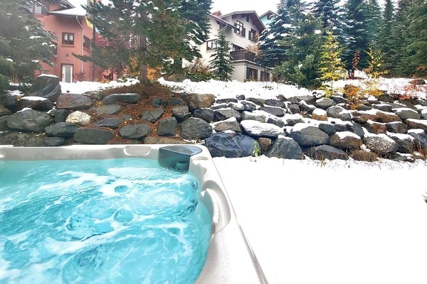 Studio | Outdoor spa tub