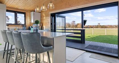 Charming Cabin Retreat - Hot Tub and Fishing Lake