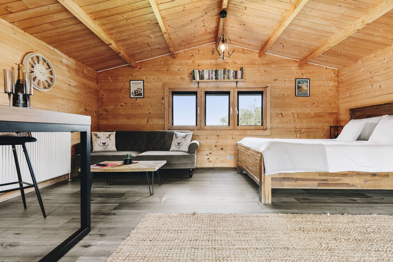 Een strijkplank/strijkijzer, wifi, beddengoed