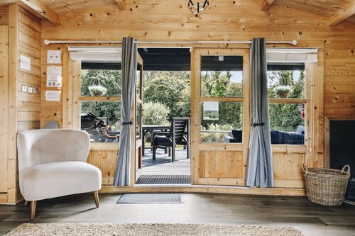 Lake Log Cabin - Hot Tub & Tranquil Surroundings